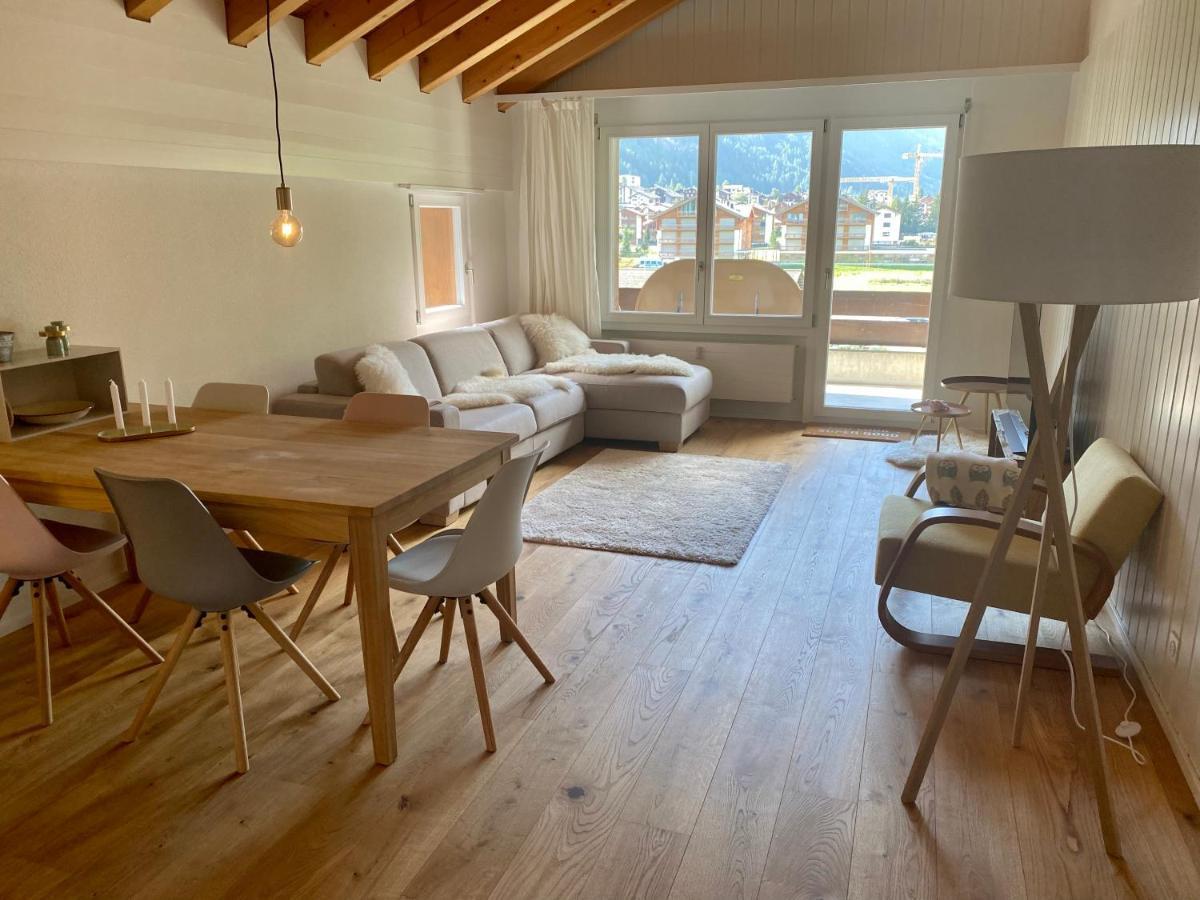 Moderne Dachwohnung Naehe Zermatt Mit Balkon Täsch Eksteriør bilde